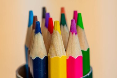 çok renkli çizim kalemlerinin makro görüntüsü.