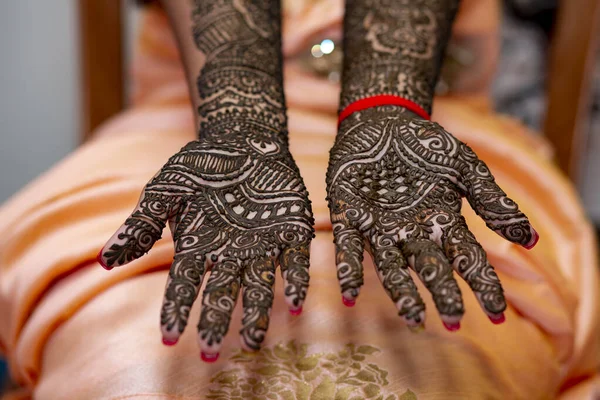 Die Hand Der Hinduistischen Braut Ihrem Hochzeitsabend Mit Henna Bemalt — Stockfoto