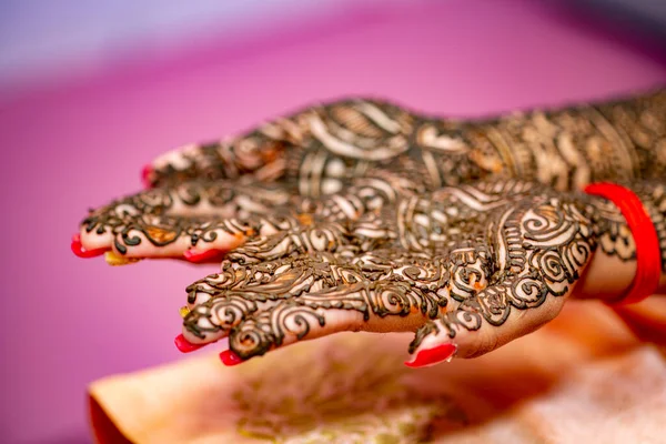 Bride Hand Painted Mehndi Her Wedding Eve Imagem De Stock