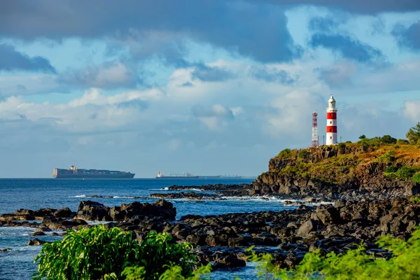 Pointe aux Caves Deniz Feneri, Mauritius 'un batı kıyısındaki Albion kasabasında yer alan bir deniz feneridir..
