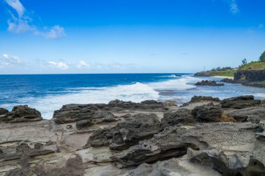 Mauritius Cumhuriyetinin batısındaki Albion 'un kayalık halk plajı.