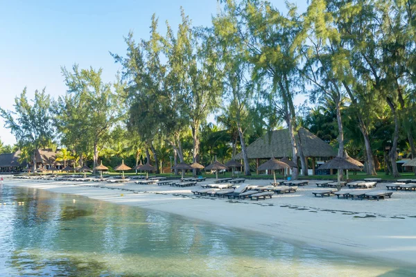 Trópusi Strand Napernyőkkel Mauritius Északi Részén — Stock Fotó