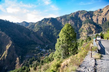 Hindistan, Nainital Tepe İstasyonu 'ndaki dağ ve vadiler..