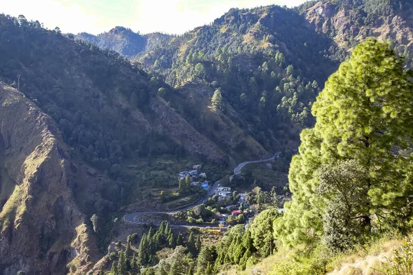 Hindistan, Nainital Tepe İstasyonu 'ndaki dağ ve vadiler..