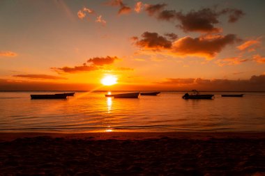 Doğu Afrika 'daki Mauritius Cumhuriyeti' nin batısında, gün batımında Albion sahilinde balıkçı teknesi.