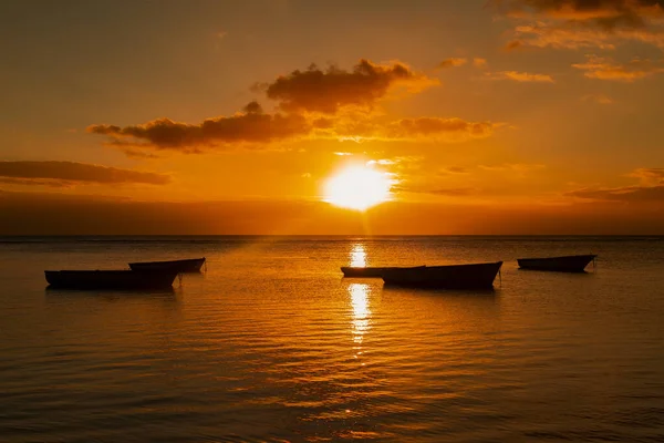 Fiskebåt Stranden Albion Vid Solnedgången Västra Delen Republiken Mauritius Östafrika Royaltyfria Stockfoton