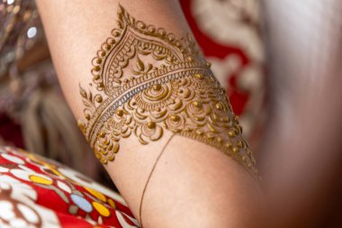 Bu karmaşık kına dövmesi kolları süslüyor ve geleneksel Hint ve Orta Doğu kültürlerinin sanatını gözler önüne seriyor.