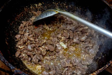 Et lezzetli bir et suyunda kaynıyor, doyurucu ve doyurucu bir yemek yaratıyor.