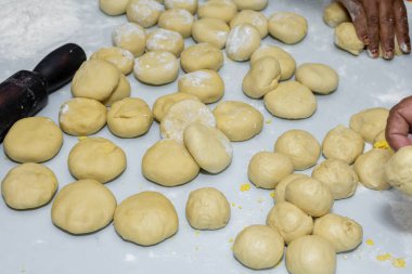 Hamur topları yuvarlanıp lezzetli bir yemeğe dönüşmeye hazır.