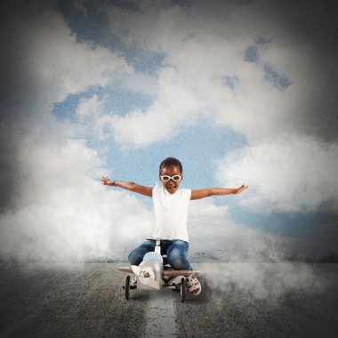 tekerlekli bir uçakta kız