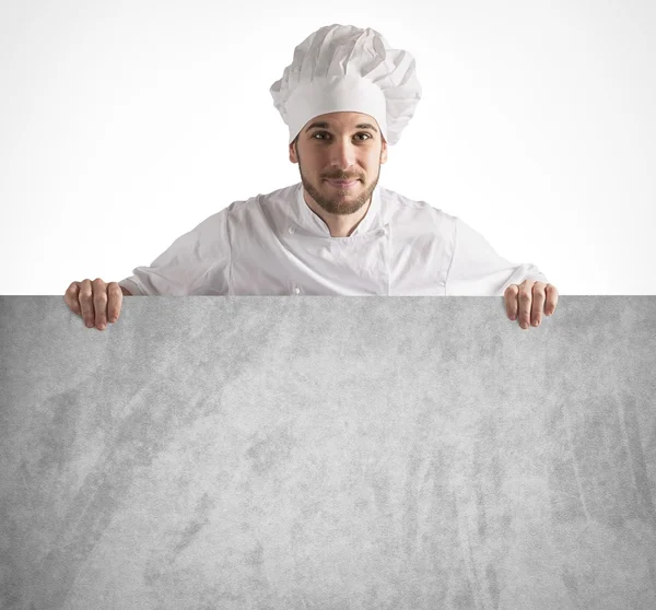 Chef che mostra il suo menu — Foto Stock