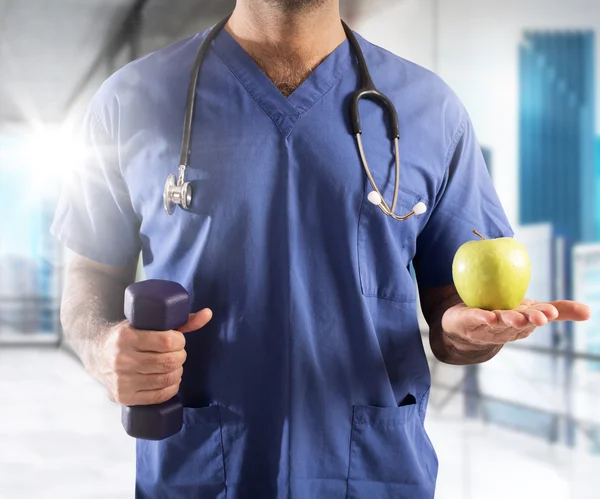Médecin avec pomme et haltère — Photo