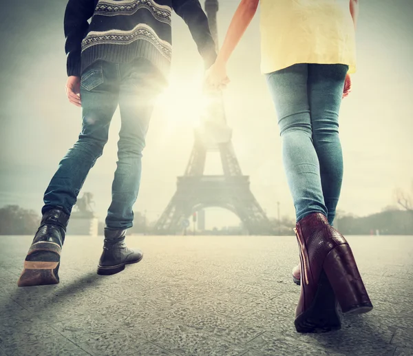 Couple amoureux à Paris — Photo