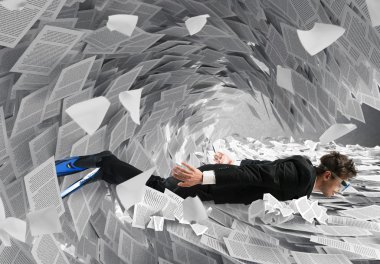 Çarşafların arasında işadamı yüzüyor