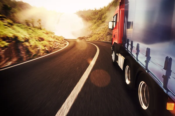Вождение грузовика по дороге — стоковое фото