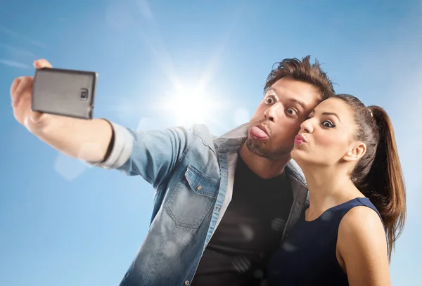 Couple prenant selfie — Photo