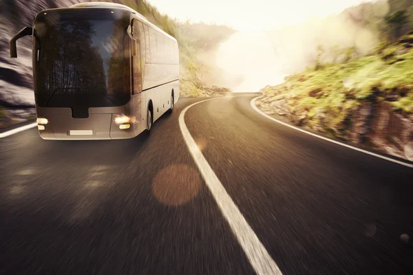 Bus fährt auf Straße — Stockfoto