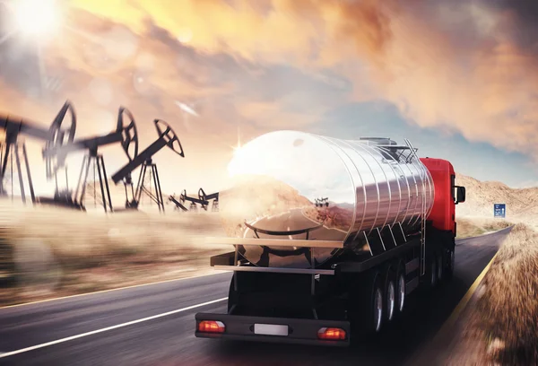 Truck met olietank — Stockfoto