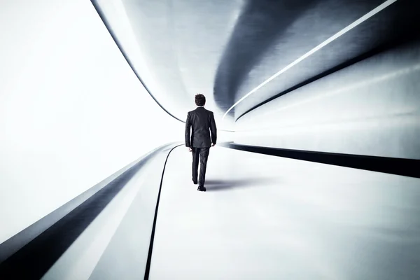 Businessman walks in tunnel — Stock Photo, Image