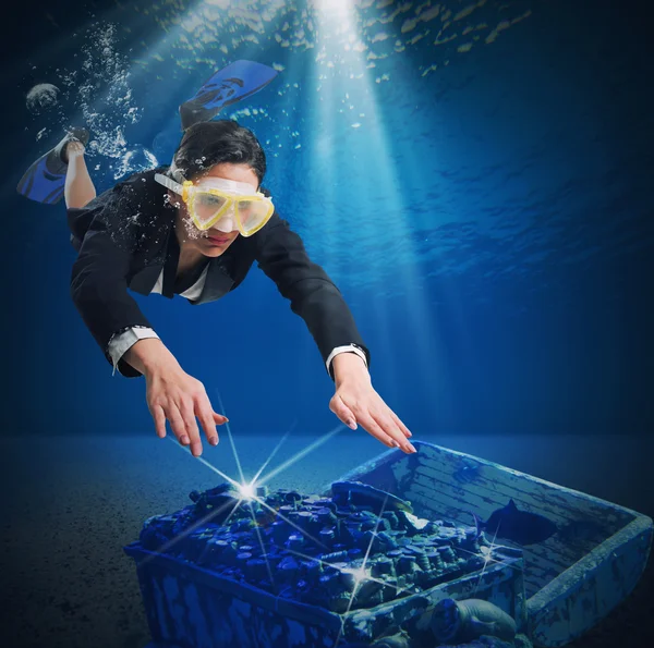 Mujer de negocios nadando bajo el agua — Foto de Stock