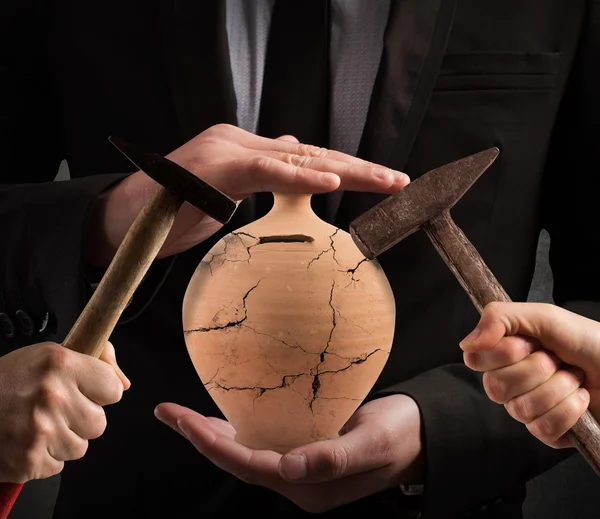 Man holds a moneybox broken by hammers — Stock Photo, Image