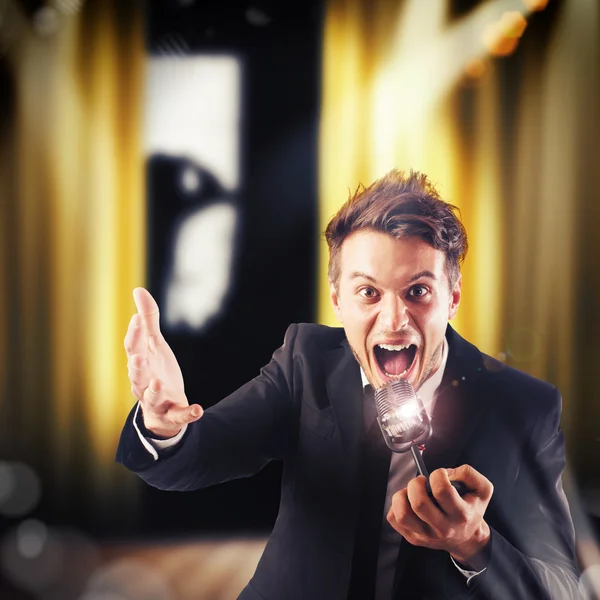 Man screaming at the microphone — Stock Photo, Image