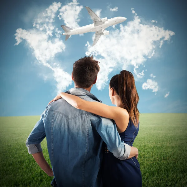 Couple embracing in a field — Stock Photo, Image