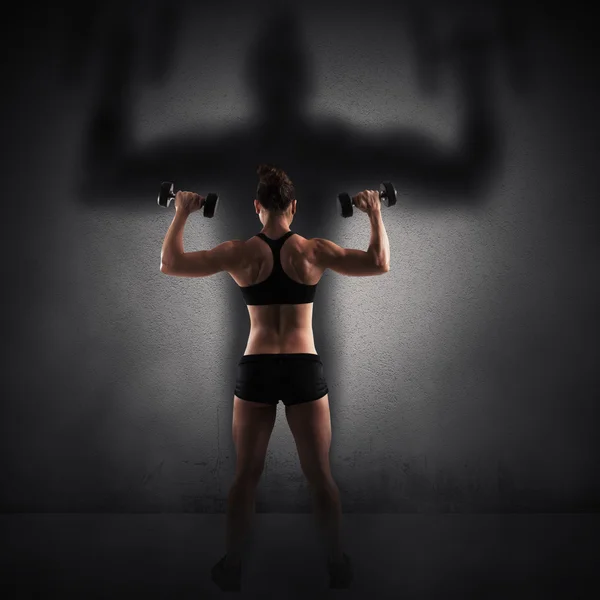 Muskulös kvinna med hantlar — Stockfoto