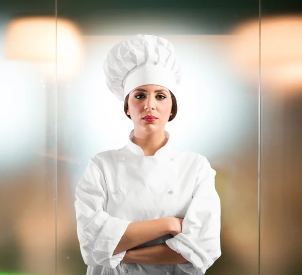 Женщина шеф-повар в шляпе и фартуке — стоковое фото