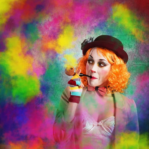 Femme clown fumer une pipe — Photo