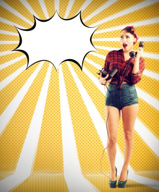 Telefonda konuşurken pin-Up kızı