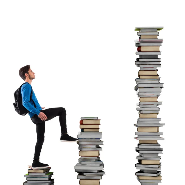 Junge mit Rucksack erklettert Bücherwaage — Stockfoto