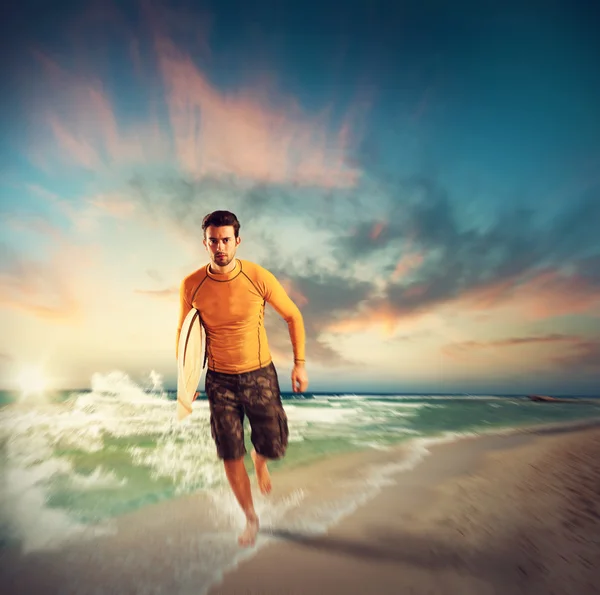 Man with surfboard running on the beach — Stock Photo, Image