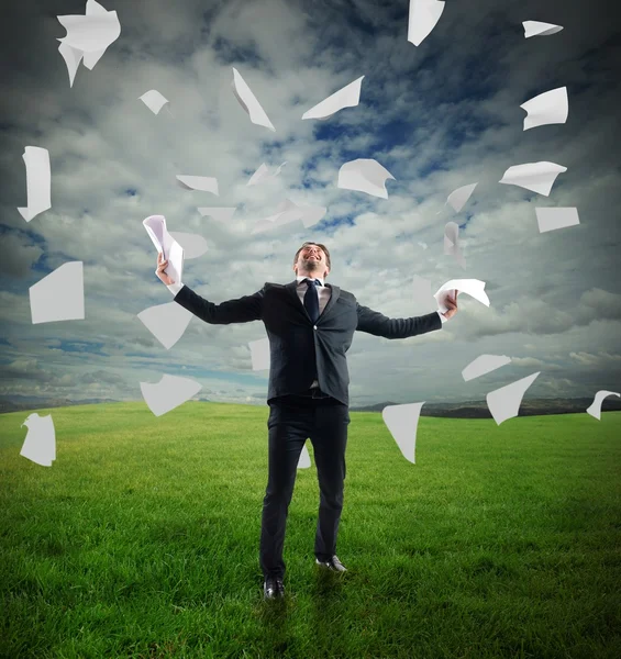 İşadamı bir çayırda sevinir