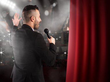 Üzerinde mikrofon konuşan adam
