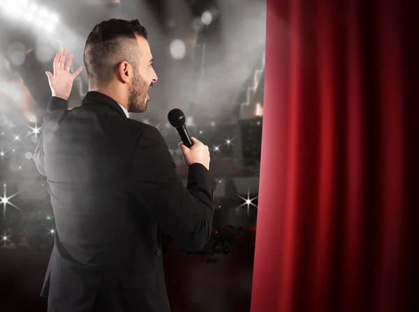 Man talking on microphone — Stock Photo, Image