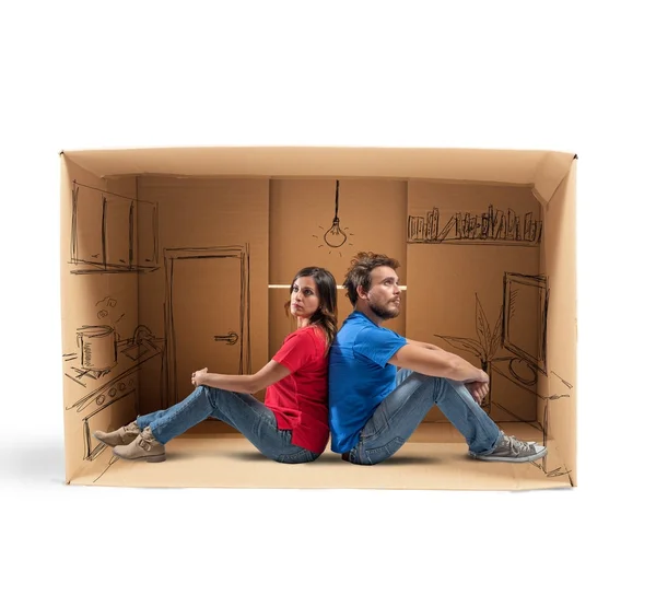 Casal em uma casa projetada em papelão — Fotografia de Stock