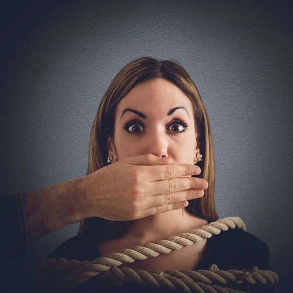 Mann verdeckt Mund zu einer gefesselten Frau — Stockfoto