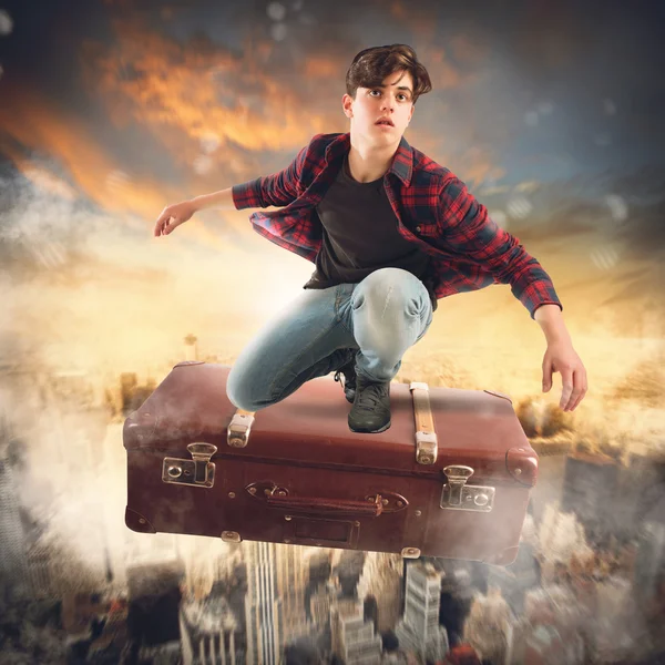 Chlapec letí na kufr — Stock fotografie