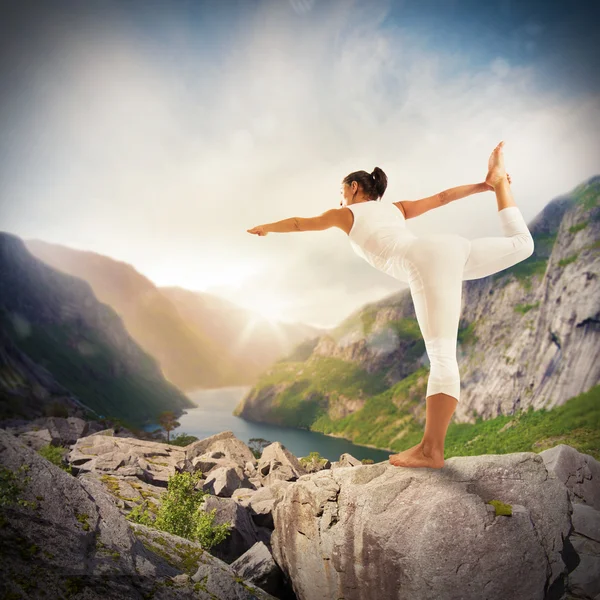 Mujer relajada en equilibrio — Foto de Stock