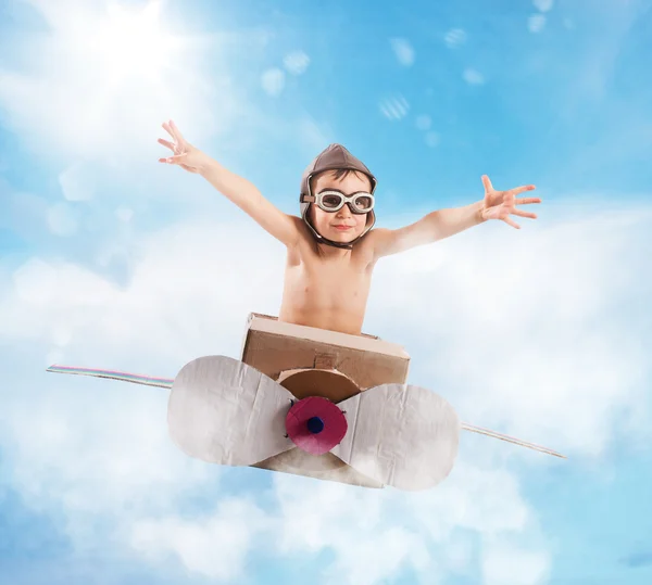 Criança com avião de papelão — Fotografia de Stock