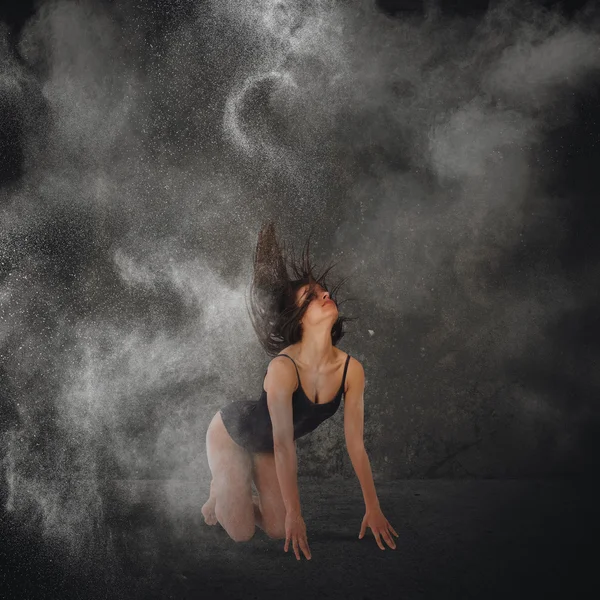 女性ブルネット ダンサー — ストック写真