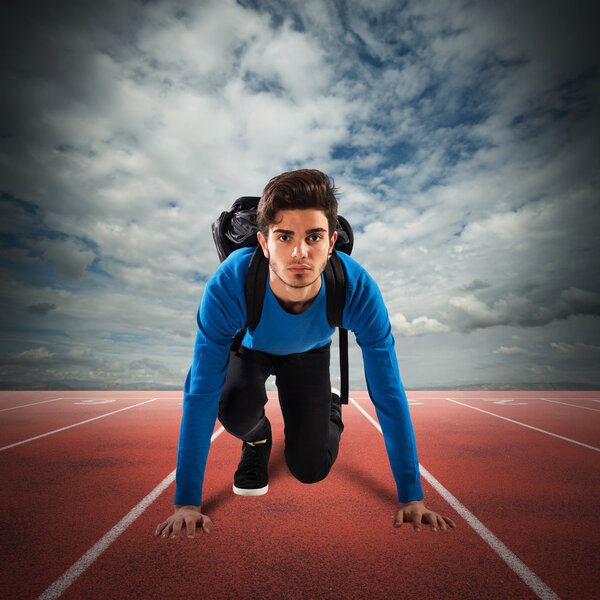 мальчик с рюкзаком готов бежать
