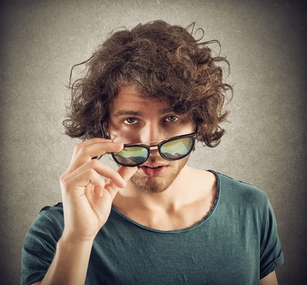 Junge sieht verführerisch aus — Stockfoto