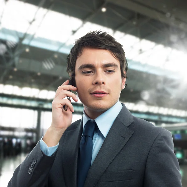 Homme d'affaires parlant sur téléphone portable — Photo