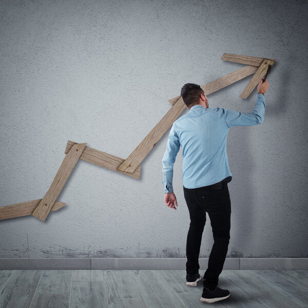 Человек строит стрелу
