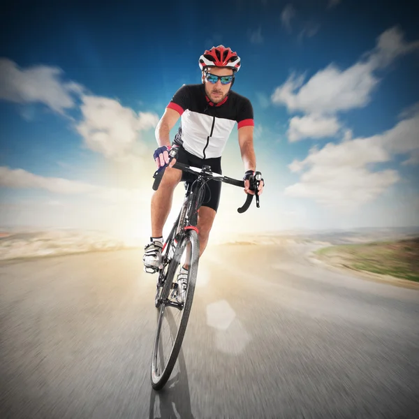 Radfahrer mit Helm unterwegs — Stockfoto
