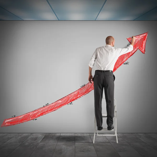 Businessman draws an arrow — Stock Photo, Image