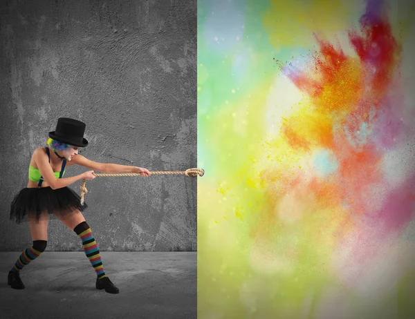 Clown trekt kleurrijke muur — Stockfoto