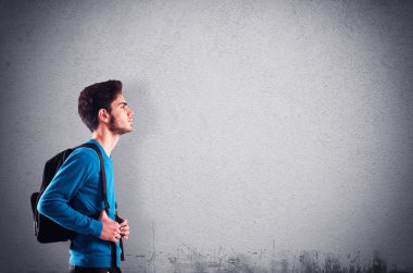 Genç öğrenci sırt çantası ile